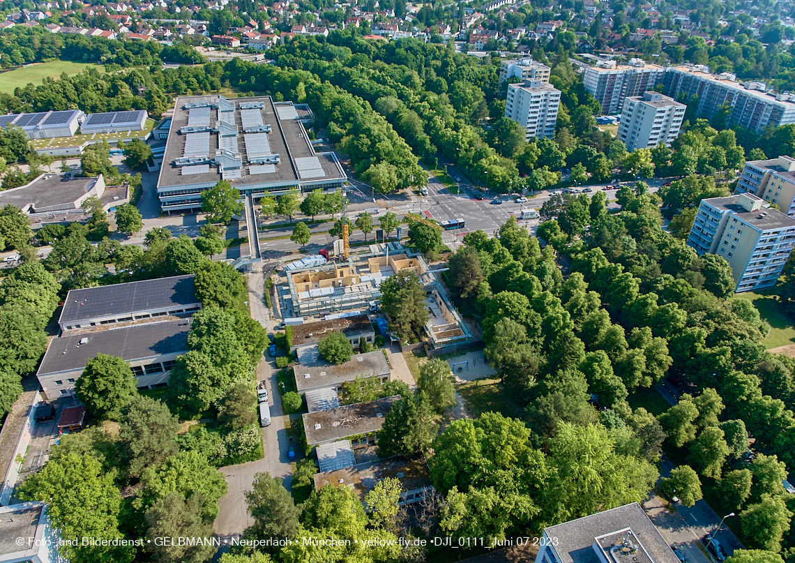07.06.2023 - aktuelle Fotos von der »<strong><i>Baustelle zum Hort für Kinder</i></strong>« in Neuperlach in München